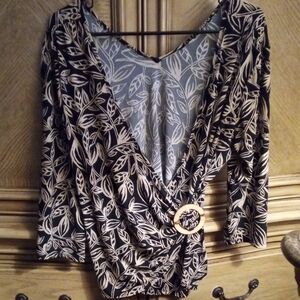 Chic Black and White Wrap Blouse with V-Neck and 3/4 Sleeves